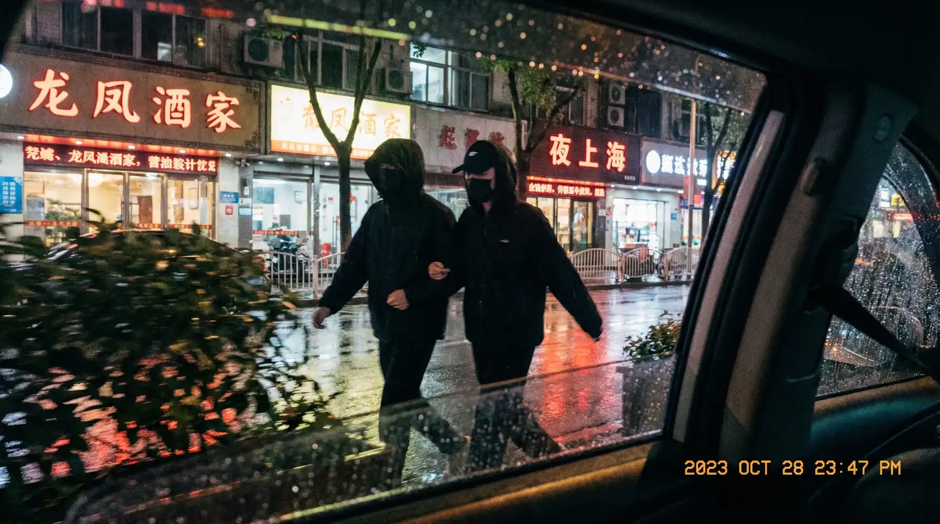 91免费版 - 顶流明星深夜密会现场抓拍照片